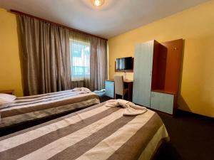 Postel nebo postele na pokoji v ubytování ALPHA family HOTEL