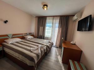 Postel nebo postele na pokoji v ubytování ALPHA family HOTEL