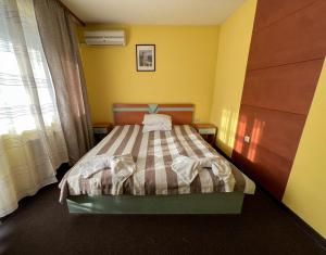 Postel nebo postele na pokoji v ubytování ALPHA family HOTEL