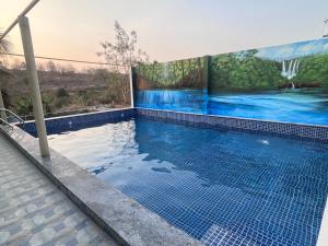 Bazén v ubytování GandhadaGudi Nature Retreat nebo v jeho okolí
