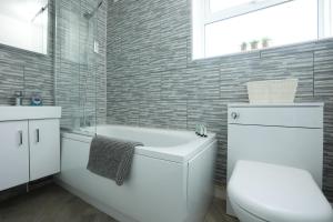 Bilik mandi di Highfield House by N And N Stays, Great Location, Plenty of on Street Parking, Perfect for Contractors, Workers visiting Bath, Great disc for long stays available +22 gambar