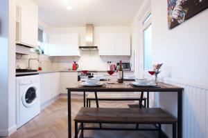 Dapur atau dapur kecil di Highfield House by N And N Stays, Great Location, Plenty of on Street Parking, Perfect for Contractors, Workers visiting Bath, Great disc for long stays available