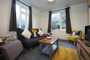 Ruang duduk di Highfield House by N And N Stays, Great Location, Plenty of on Street Parking, Perfect for Contractors, Workers visiting Bath, Great disc for long stays available