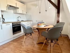 a kitchen with a table and chairs in a room at Ferienwohnung Nord in Fehmarn