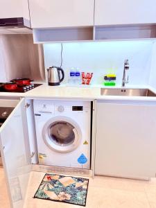 una cucina con lavatrice e lavandino di Bukit Bintang Suites At Lucentia Residence a Kuala Lumpur