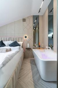 Giường trong phòng chung tại Dasto Jacuzzi Old Town Cracow