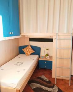 a small bedroom with a bunk bed with blue cabinets at La Perla Marina - Furnari in Torre Forte