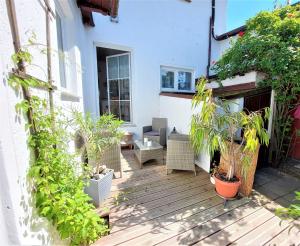 a patio with chairs and plants on a building at Komfortfewo Meeresleuchten in Sassnitz +22 photos