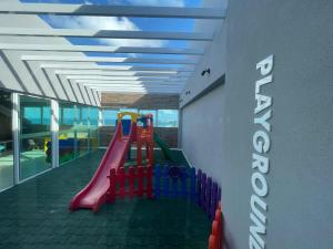een kinderspeelplaats met een glijbaan in een gebouw bij RN Studio Premium Max Rev in Maceió