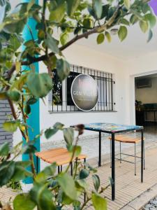 een tafel en twee stoelen voor een gebouw bij Gen Viajero Hostel in Merlo