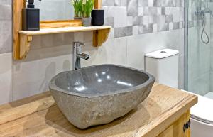 a bathroom with a large rock sink on a counter at Casa Joana - Apartamento La Colomina- se admiten mascotas in Bernúy