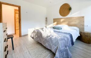 a bedroom with a large bed with a wooden headboard at Casa Joana - Apartamento La Colomina- se admiten mascotas in Bernúy