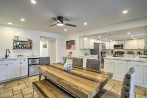 une grande cuisine avec une table et des chaises en bois dans l'établissement Cathedral City Retreat, à Cathedral City