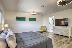 une chambre avec un lit et une télévision à écran plat dans l'établissement Cathedral City Retreat, à Cathedral City 26 autres photos