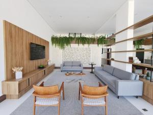 a living room with a couch and a tv at Loft aconchegante próximo ao Capivari in Campos do Jordão