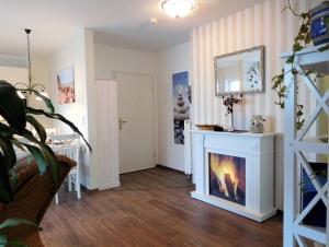 sala de estar con chimenea y espejo en Strandgut, en Sassnitz