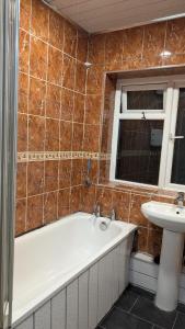 Ένα μπάνιο στο 3 BHK at 216 Wingman near to Lidl +9 φωτογραφίες