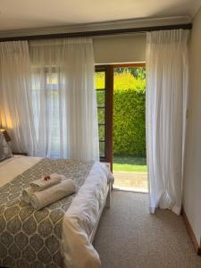 En eller flere senge i et værelse på GRACE COTTAGE Charming 2 Bed en-suite Cottage with Solar + 30 billeder