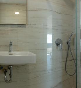 Ένα μπάνιο στο Apartman Sara +52 φωτογραφίες