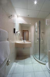 Koupelna v ubytování Kyriad Hotel Lamballe