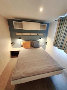 Un dormitorio con una cama grande en una habitación. en Campingland Ostsee - Mobilheim 61Meeresstille, en Schashagen 15 fotos más