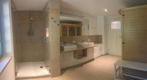 Ένα μπάνιο στο Prima Klima Villa - Ferienwohnung Wilke Aussicht