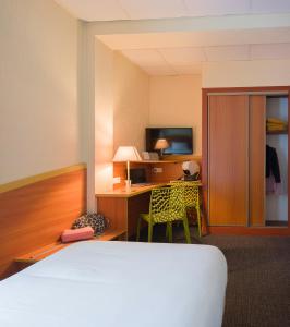 TV a/nebo společenská místnost v ubytování Kyriad Hotel Lamballe
