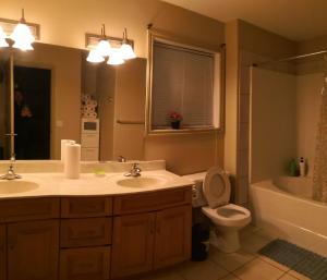 Et badeværelse på Home Inn Calgary Country Hills + 20 billeder