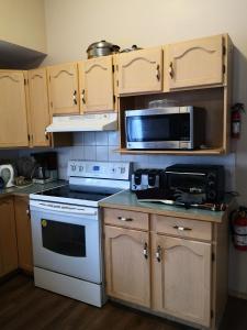 Køkken eller tekøkken på Home Inn Calgary Country Hills