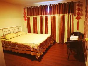 En eller flere senge i et værelse på Home Inn Calgary Country Hills