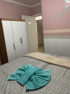 a bed with a blue towel on top of it at Apartamento Champagne rosé in Garibaldi +31 photos