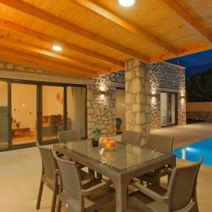 a dining room with a table and chairs at Villa TEPE in Arsaköy