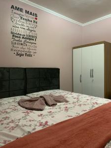 a bedroom with a bed with a poster on the wall at Apartamento Champagne rosé in Garibaldi