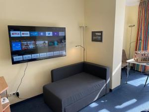 ein Wohnzimmer mit Couch und Flachbildfernseher in der Unterkunft Studio Ostseewind Residenz Seeblick in Ostseebad Sellin