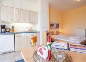 Zimmer mit einem Bett und einem Tisch mit einer Flasche Wein in der Unterkunft Studio Ostseewind Residenz Seeblick in Ostseebad Sellin