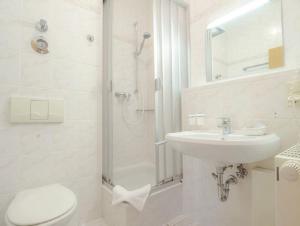 ein Badezimmer mit Toilette, Waschbecken und Dusche in der Unterkunft Studio Ostseewind Residenz Seeblick in Ostseebad Sellin