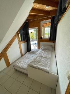 ein kleines Schlafzimmer mit einem Bett in einem Haus in der Unterkunft FeWo Eich im Emsland in Lingen