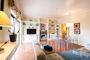 a living room with a couch and a table at Junto á Praia- Junto a Baía in São Martinho do Porto