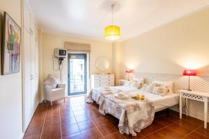 a bedroom with a bed and a table in it at Junto á Praia- Junto a Baía in São Martinho do Porto