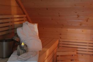 een kamer met een sauna met een kaars erin bij Villa Aquila Luxus-Maisonette Ferienträume Dachterrasse in Göhren-Lebbin