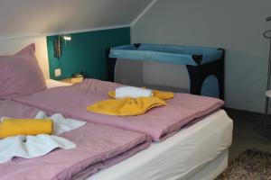 een slaapkamer met een bed met handdoeken erop bij Villa Aquila Luxus-Maisonette Ferienträume Dachterrasse in Göhren-Lebbin