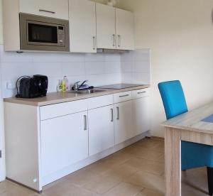 Kuchyň nebo kuchyňský kout v ubytování Hotel Garni Am Lindenhof Bunde