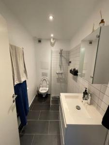 Bilik mandi di Private room in spacious copenhagen-based apartment +5 gambar