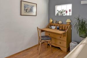 a desk in a room with a chair and a table at Lieselhaus in Busenberg
