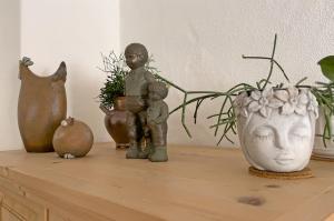 a statue of two children standing on a shelf next to a vase at Lieselhaus in Busenberg