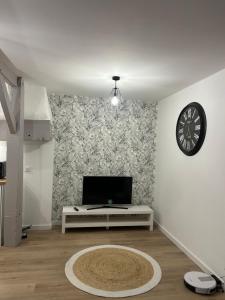TV a/nebo společenská místnost v ubytování Cottage du charme