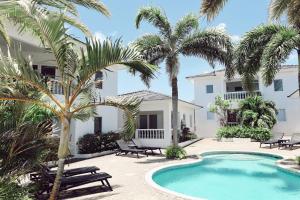 Bazén v ubytování Palm Crest Curacao 151B nebo v jeho okolí