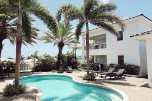 Bazén v ubytování Palm Crest Curacao 151B nebo v jeho okolí