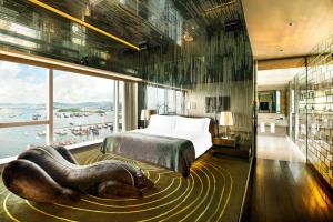 Una habitación de hotel con una cama y una ventana grande. en W Hong Kong, en Hong Kong