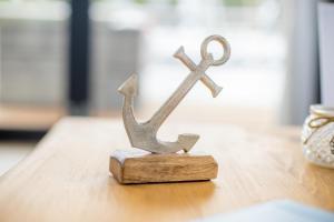 a metal statue of an anchor sitting on a table at Hausboot Träumerei - LP3 in Peenemünde